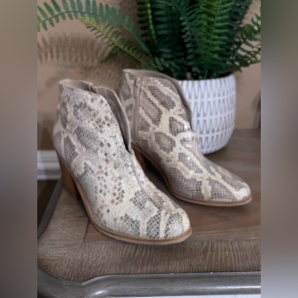Diba True Look Down Genuine Leather Snake Print Slip On Block Heel Boots Sz 7.5 - Picture 3 of 13